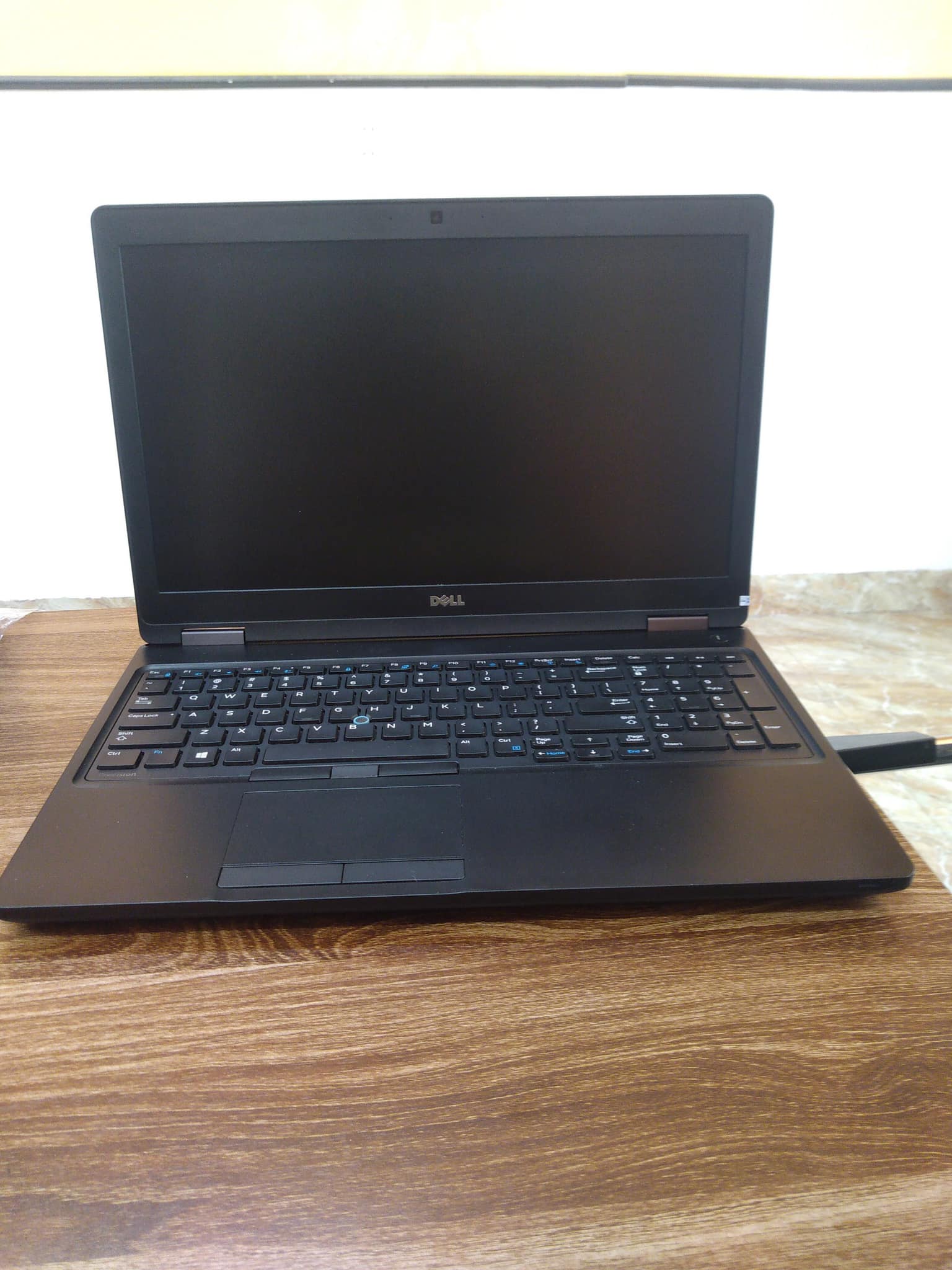 Dell Precision 3520 Chip Xeon E3-1505M Ram 8G Ssd M2 Nvme 256G VGA Quadro M620 4G 